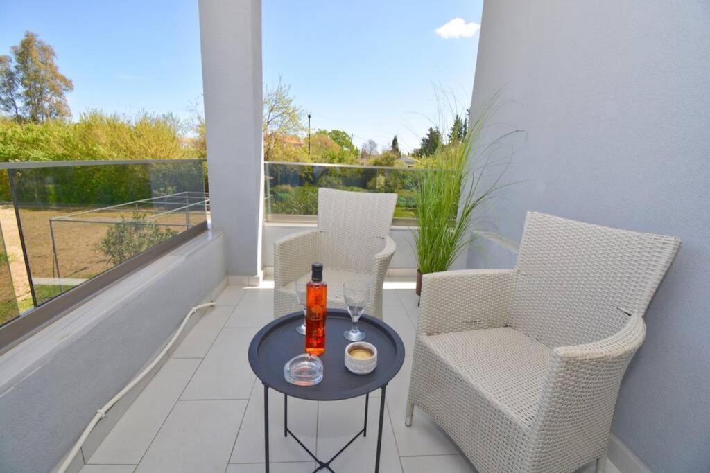 Potamos Deluxe White Apartment מראה חיצוני תמונה
